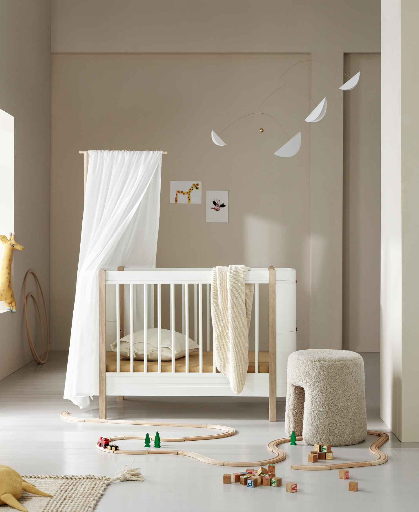 Lit bébé Wood Mini+ avec kit junior, blanc/chêne
