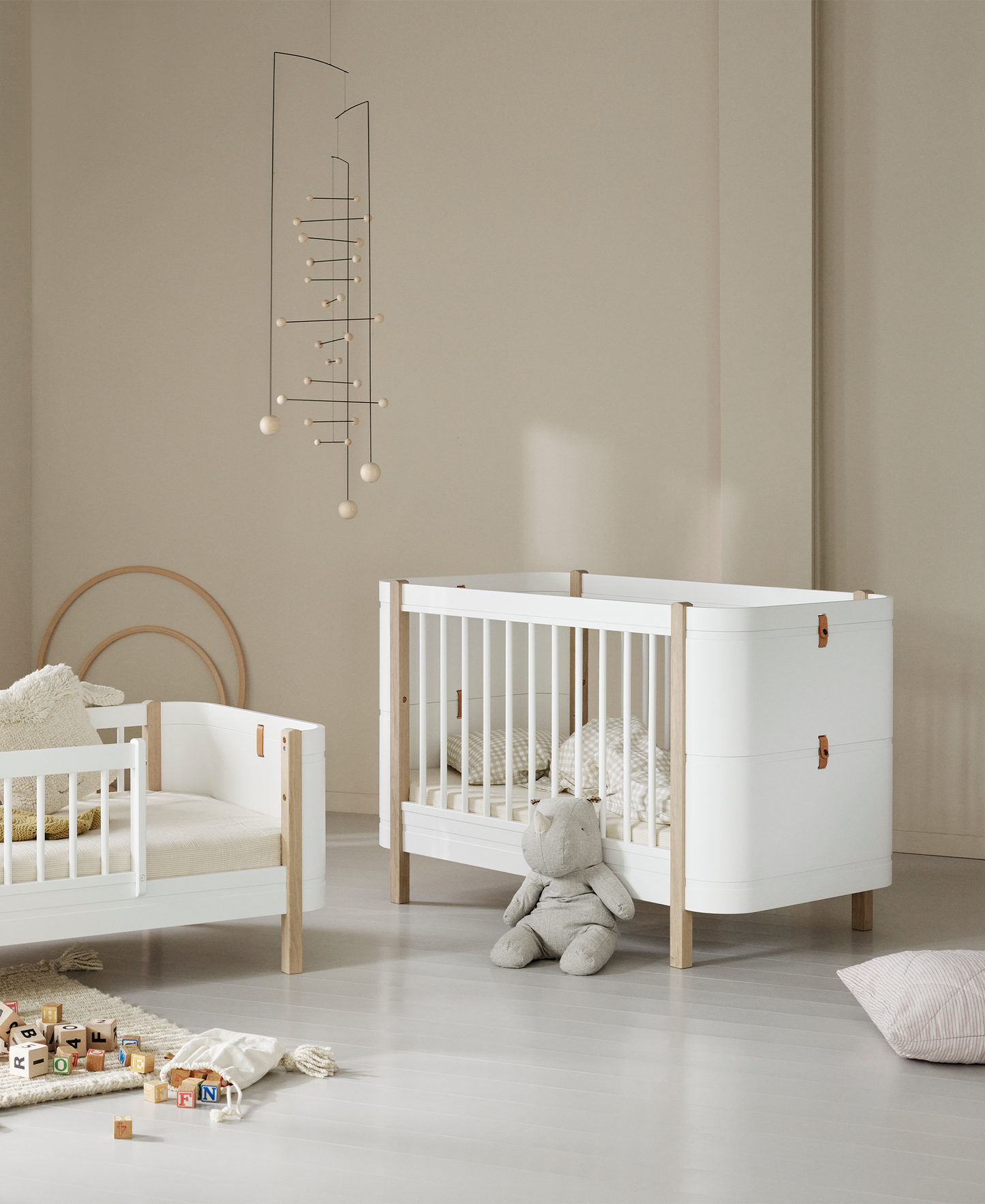 Lit bébé Wood Mini+ avec kit junior, blanc/chêne