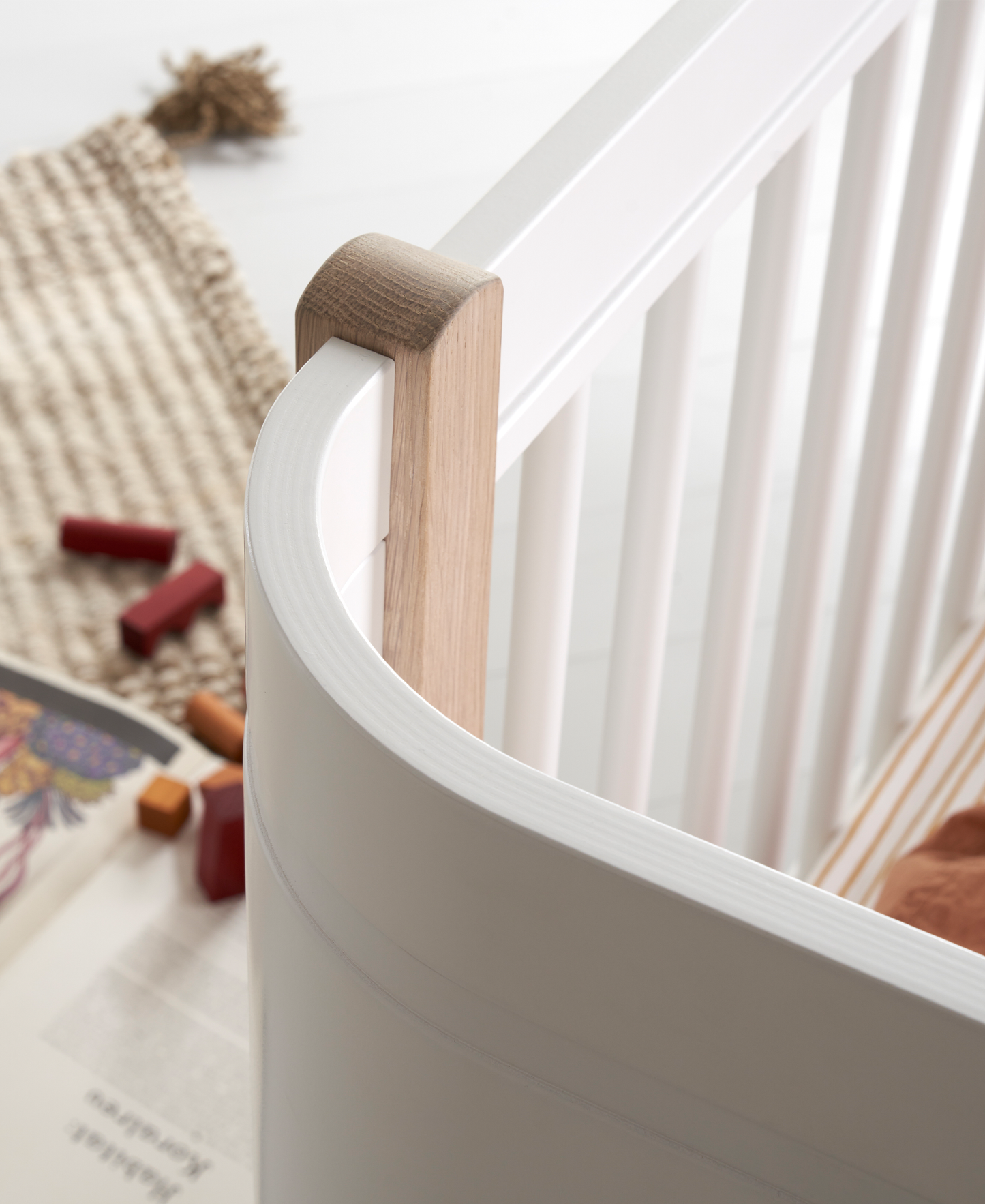 Lit bébé Wood Mini+ avec kit junior, blanc/chêne