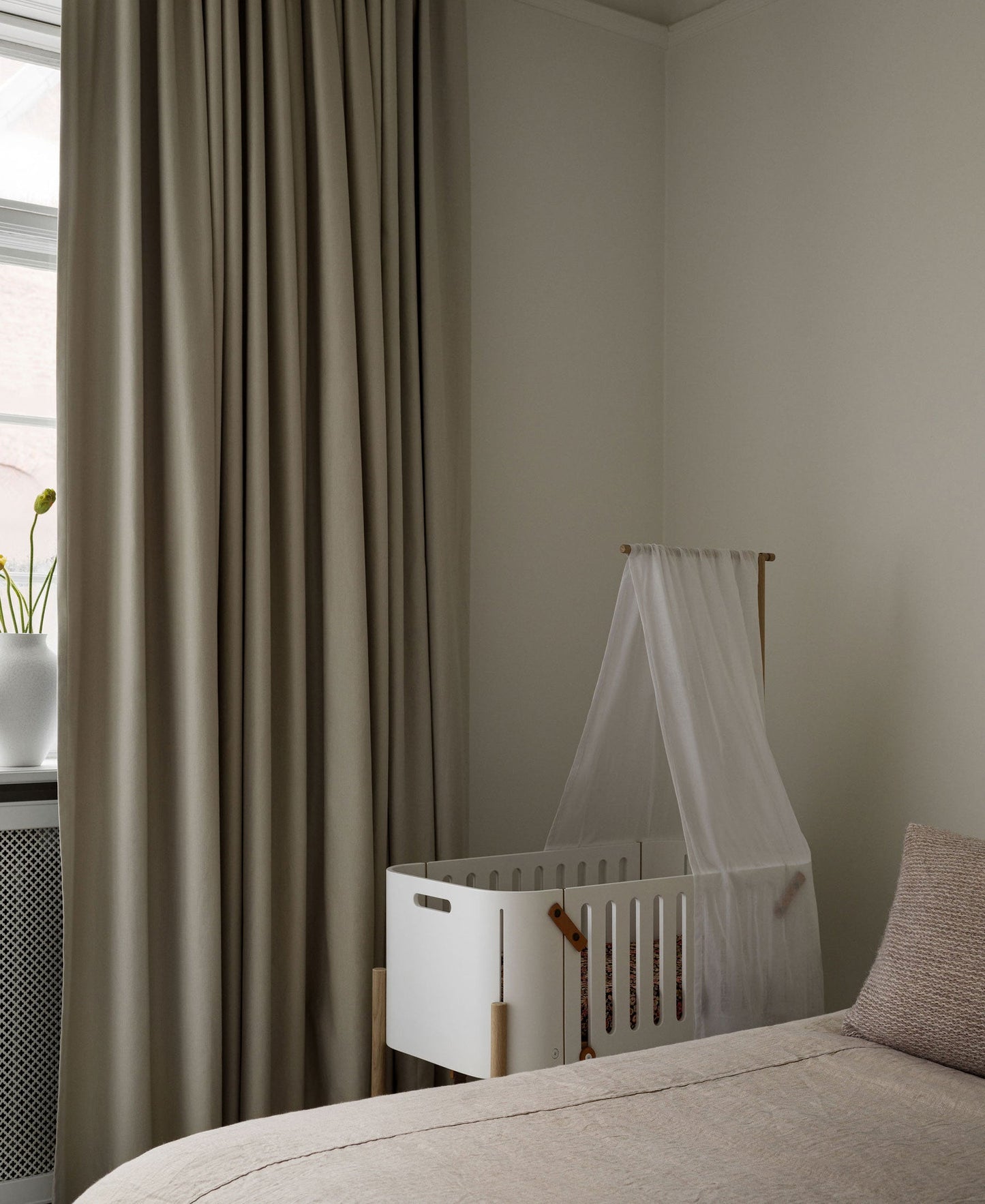 Lit cododo en bois avec banquette convertible, blanc/chêne