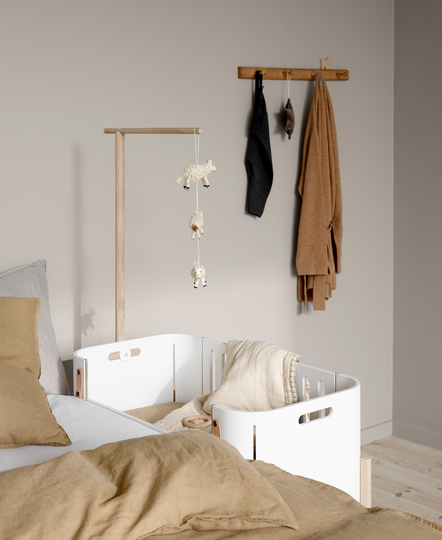 Lit cododo en bois avec banquette convertible, blanc/chêne