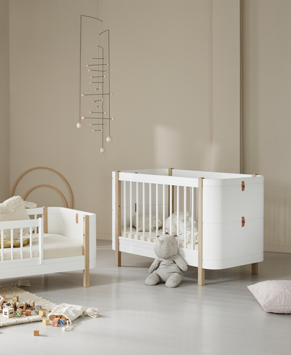 Lit bébé Wood Mini+ avec kit junior, blanc/chêne